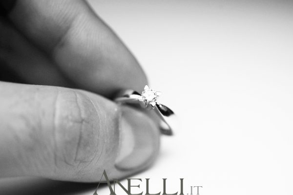 Anello solitario con griffe a triangolo