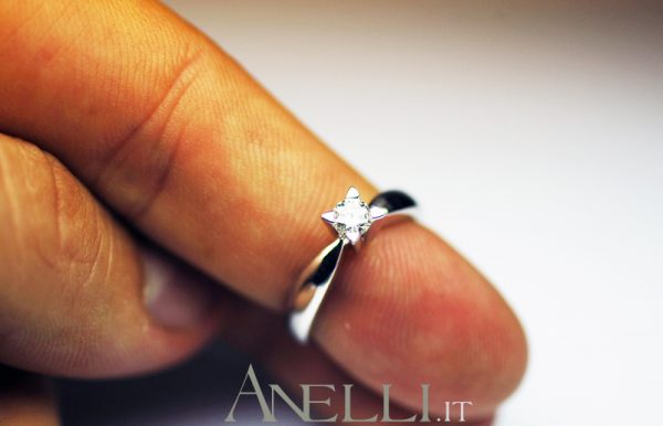 Anello solitario con griffe a triangolo