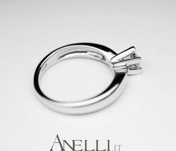 Anello solitario con griffe a triangolo