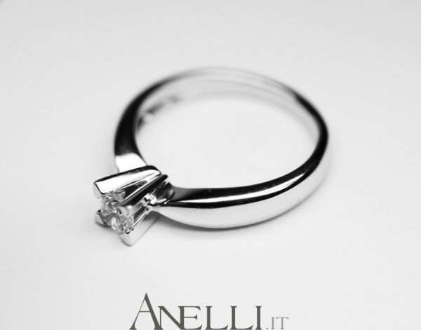 Anello solitario con griffe a triangolo