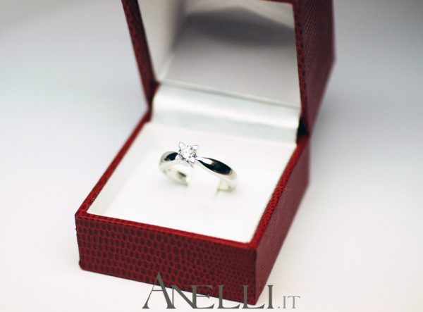 Anello solitario con griffe a triangolo