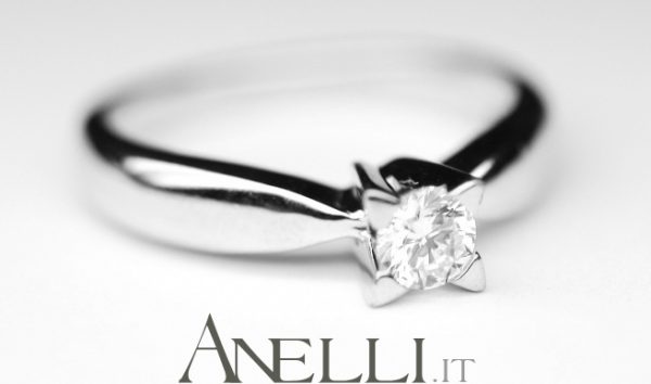 Anello solitario con griffe a triangolo F-IF GIA