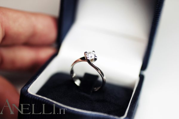 Anello Solitario di Mezzo Carato certificato GIA