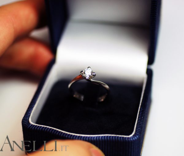 Anello Solitario di Mezzo Carato certificato GIA