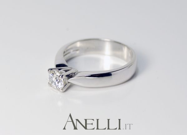 Anello Solitario di mezzo carato (G-VS1) GIA America