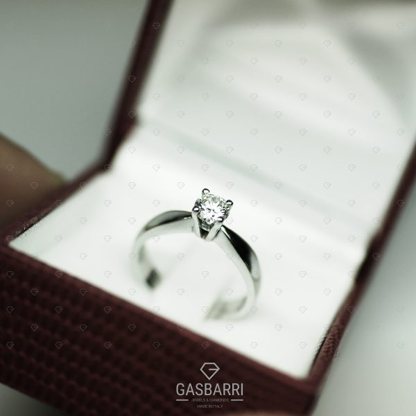 Anello solitario di mezzo carato (H-VS2) GIA