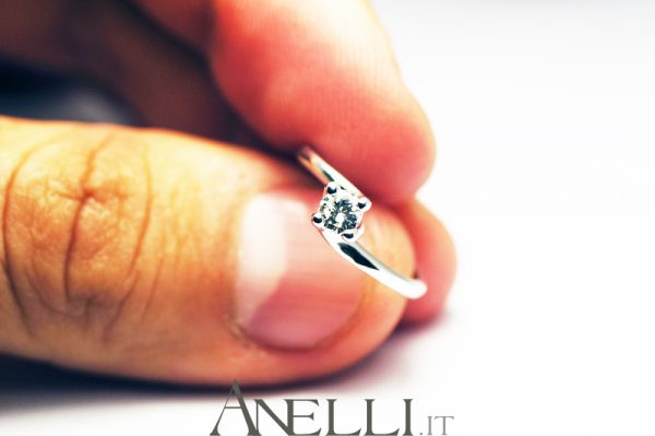 Anello Solitario Valentino 0,20 carati - Colore D purezza VVS1