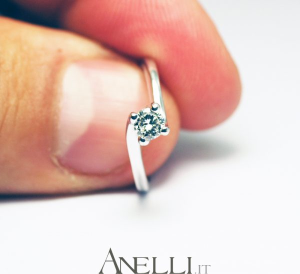 Anello Solitario Valentino 0,20 carati - Colore D purezza VVS1