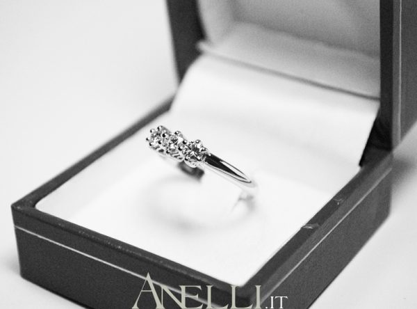 Anello trilogy 0,30 carati (F-VS1)