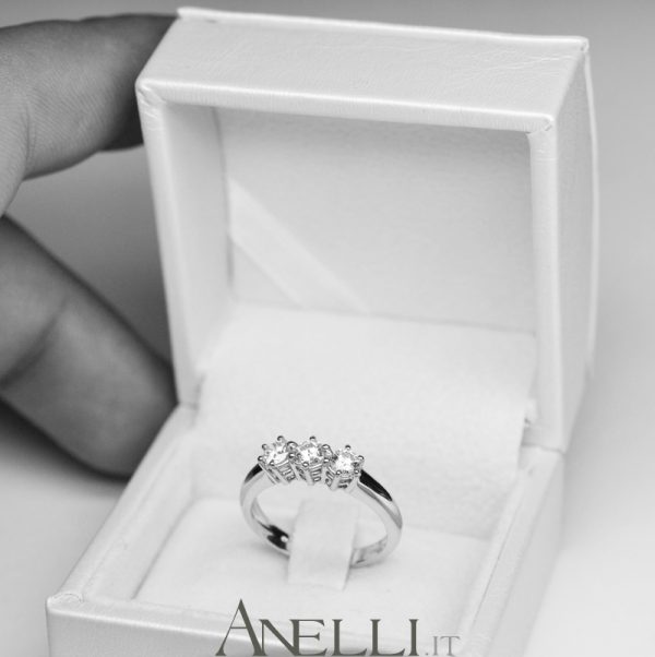 Anello Trilogy 0,75 carati colore D purezza VS1 GIA
