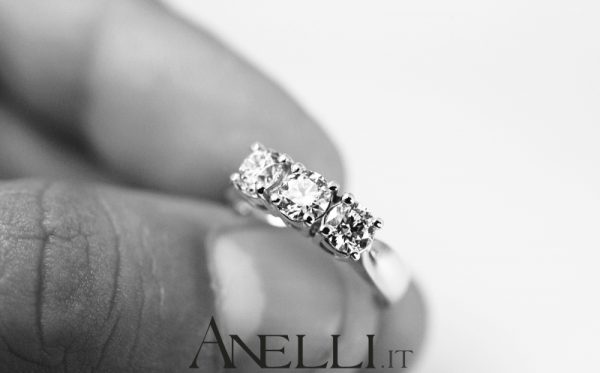 Anello trilogy classico da 1,20 carati (F-IF) GIA