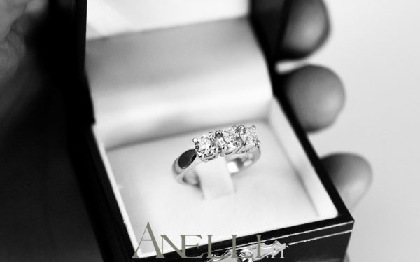 Anello trilogy classico da 1,20 carati (F-VVS1) GIA
