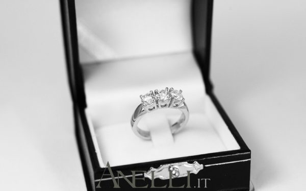 Anello trilogy classico da 1,20 carati (F-VVS1) GIA