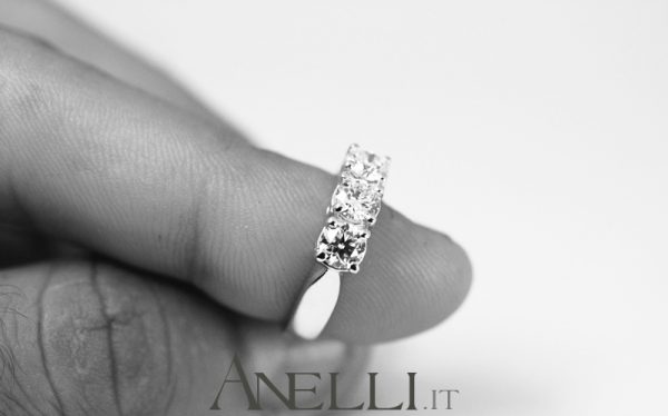 Anello trilogy classico da 1,20 carati (F-VVS1) GIA
