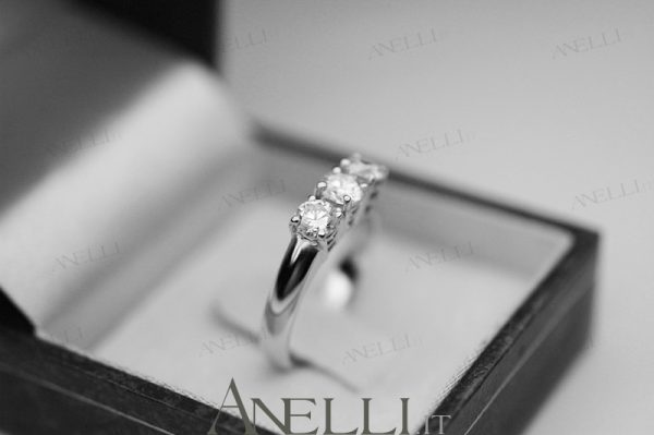 Anello trilogy da un carato (F-VVS1) GIA