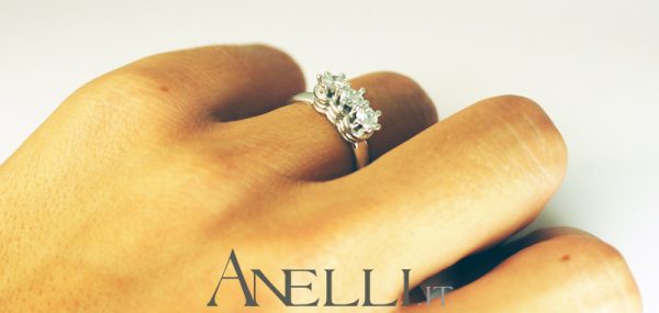 Anello Trilogy elegante 0,75 carati (F-VVS1) GIA