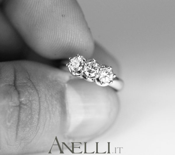 Anello Trilogy elegante 0,75 carati (F-VVS1) GIA
