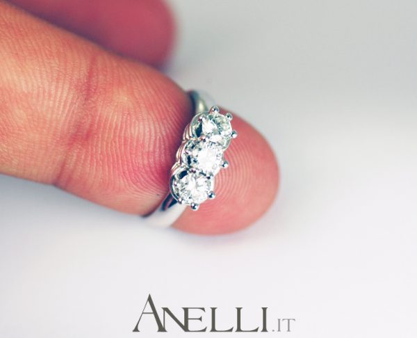 Anello Trilogy elegante 0,75 carati (F-VVS1) GIA