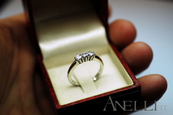 Anello Trilogy 0,18 carati (Colore F - Purezza massima)