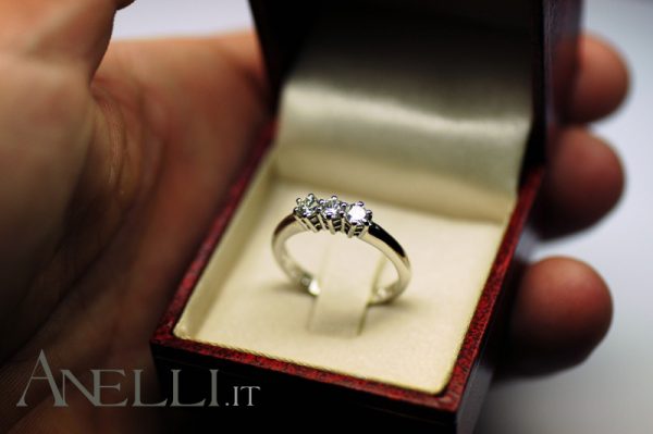Anello Trilogy 0,18 carati (Colore F - Purezza massima)