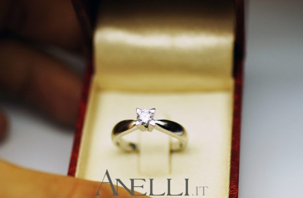 Anello Solitario 0,40 carati D-VS1 GIA
