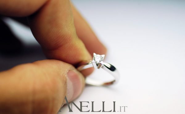 Anello Solitario 0,40 carati D-VS1 GIA