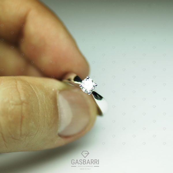 Anello Solitario Classico con Diamante 0,45 carati (F-VVS1)