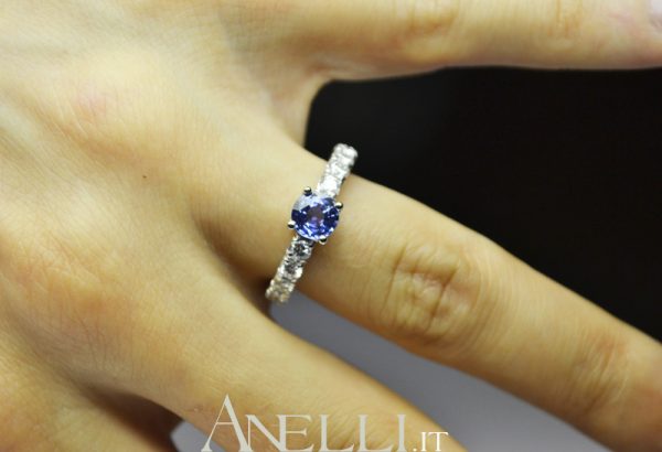 Anello con Zaffiro e Diamanti sul gambo