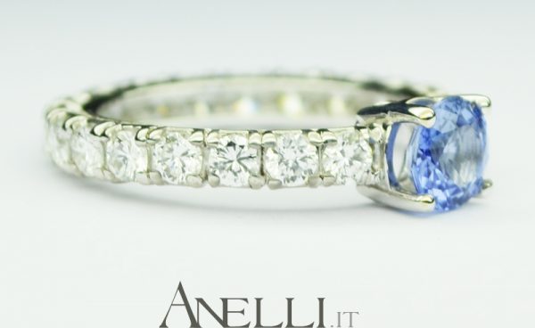 Anello con Zaffiro e Diamanti sul gambo