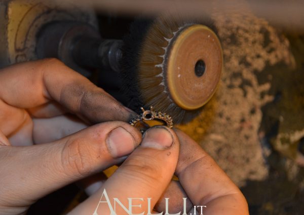 Anello con Zaffiro e Diamanti sul gambo