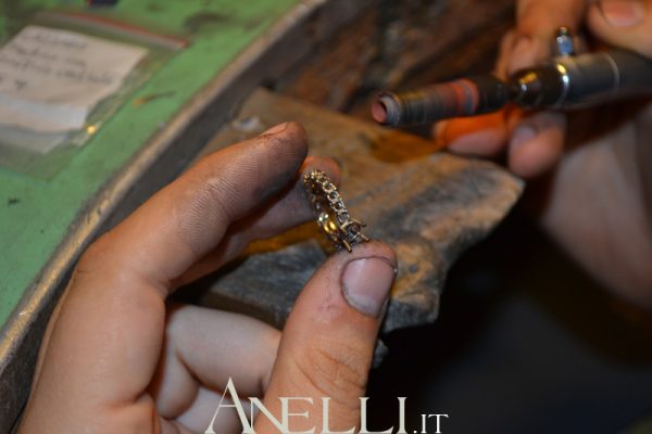 Anello con Zaffiro e Diamanti sul gambo