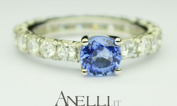 Anello con Zaffiro e Diamanti sul gambo