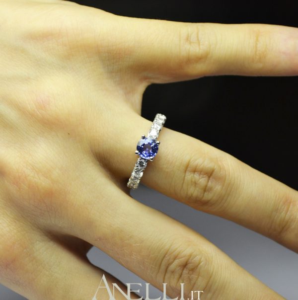 Anello con Zaffiro e Diamanti sul gambo