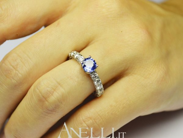 Anello con Zaffiro e Diamanti sul gambo