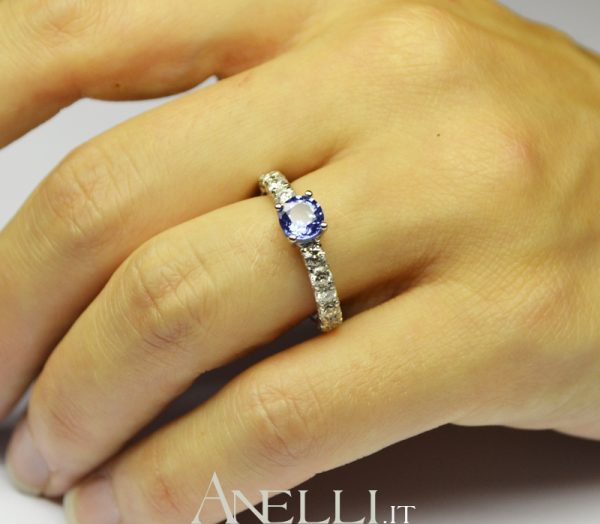 Anello con Zaffiro e Diamanti sul gambo