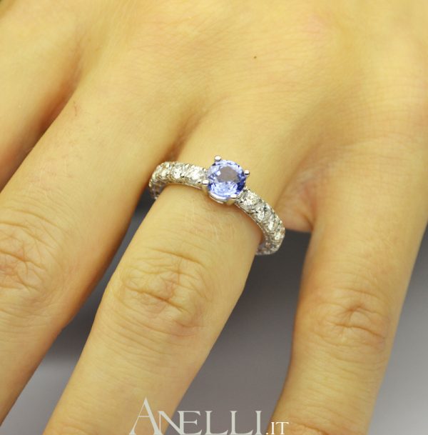 Anello con Zaffiro e Diamanti sul gambo