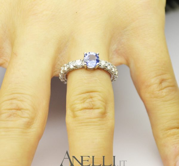 Anello con Zaffiro e Diamanti sul gambo