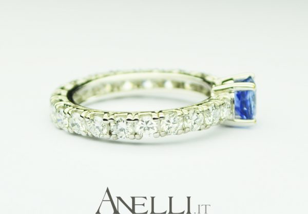 Anello con Zaffiro e Diamanti sul gambo
