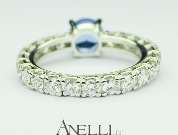 Anello con Zaffiro e Diamanti sul gambo