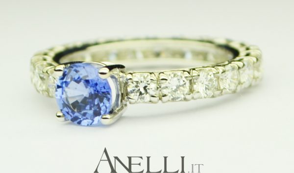 Anello con Zaffiro e Diamanti sul gambo