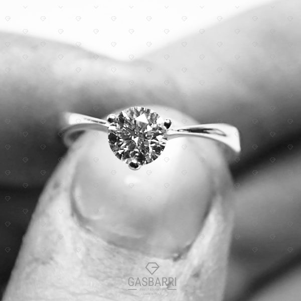 solitario a cuore con diamante di 0,90 carati F-VS1 GIA
