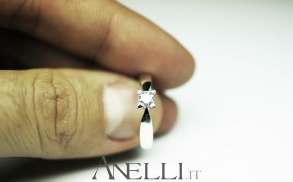 Solitario con diamante di mezzo carato F-VVS1 GIA