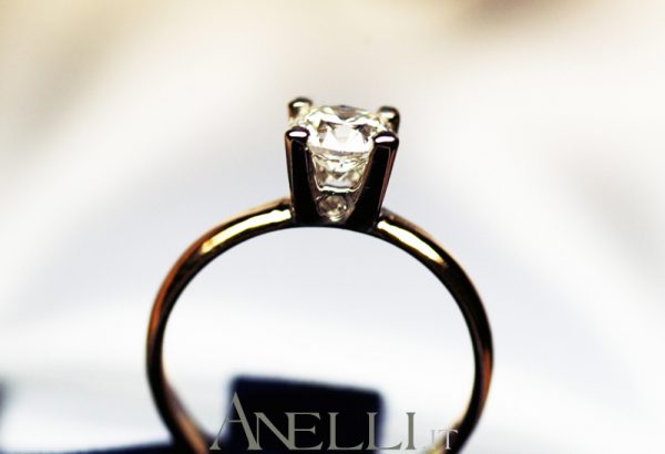Solitario in oro rosa con diamante di mezzo carato GIA