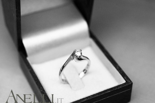Solitario Valentino 0,32 carati (H color - VS2) GIA