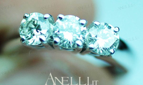 Anello trilogy da un carato (F-VVS1) GIA