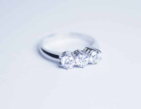 Trilogy con Diamanti 0.90 G-VVS1 GIA