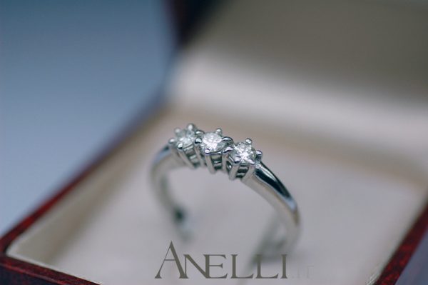 Anello Trilogy da fidanzamento 0,24 carati (G-VS1)