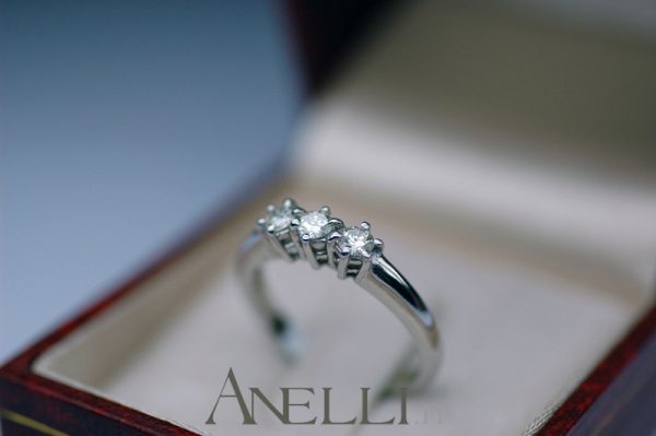 Anello Trilogy da fidanzamento 0,24 carati (G-VS1)