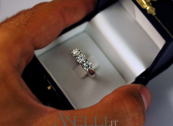 Anello Trilogy con 3 Diamanti naturali colore G purezza VS1 (un carato) GIA
