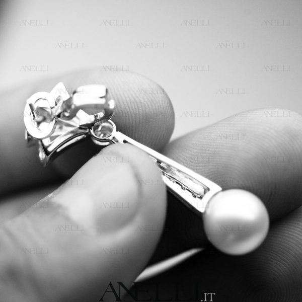 Orecchini pendenti con perle naturali e diamanti